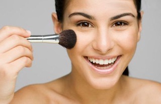 Guide maquillage pour les personnes ayant de l’acné<br />Partie 2 : L’application
