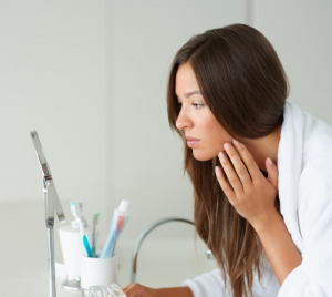 Comment contrôler la peau grasse pour déduire l'apparition de boutons d’acné?